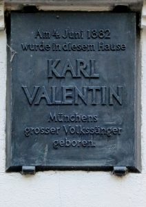 Foto der Gedenktafel am Geburtshaus von Karl Valentin